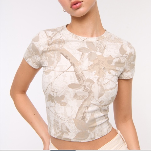 Abercrombie & Fitch Tops - Women's light camo Print Top